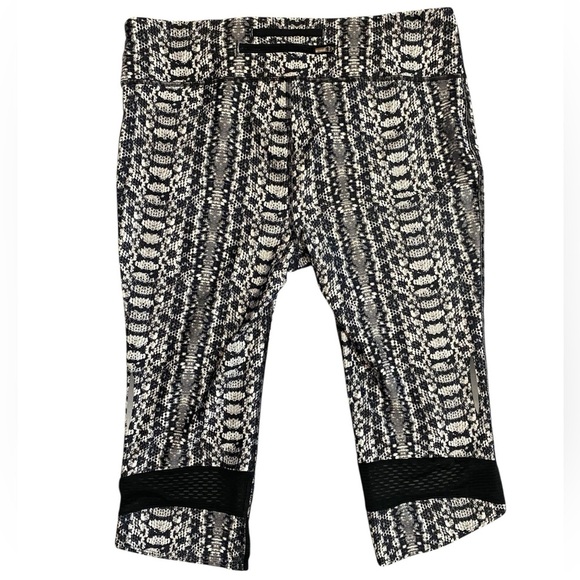 Under Armour Mesh Panel Snake Skin Pattern Capri Pants - Picture 6 of 7